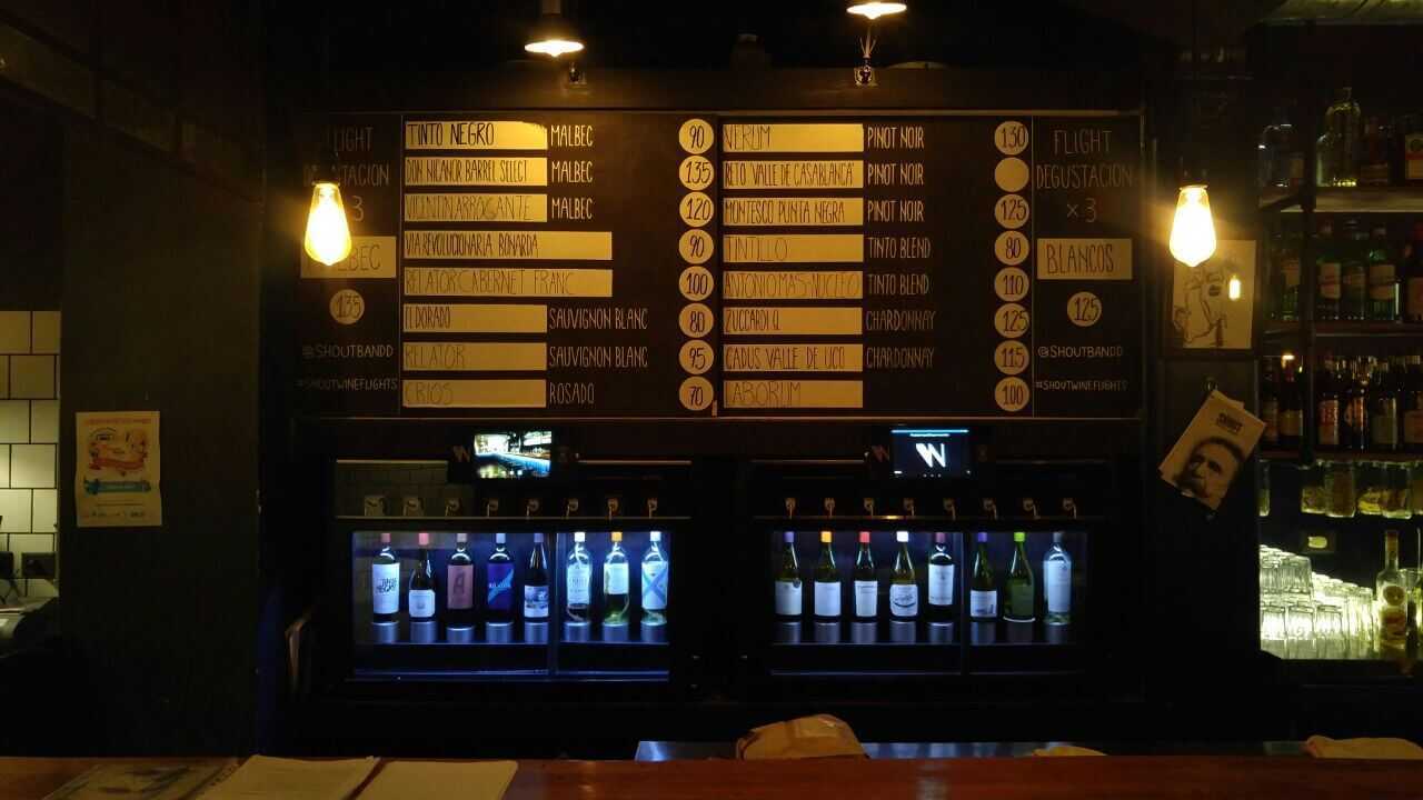 Barra y wine dispenser de Shout - Brasas & Drinks